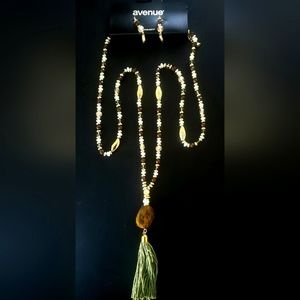 Brand new necklace and earrings set by Avenue